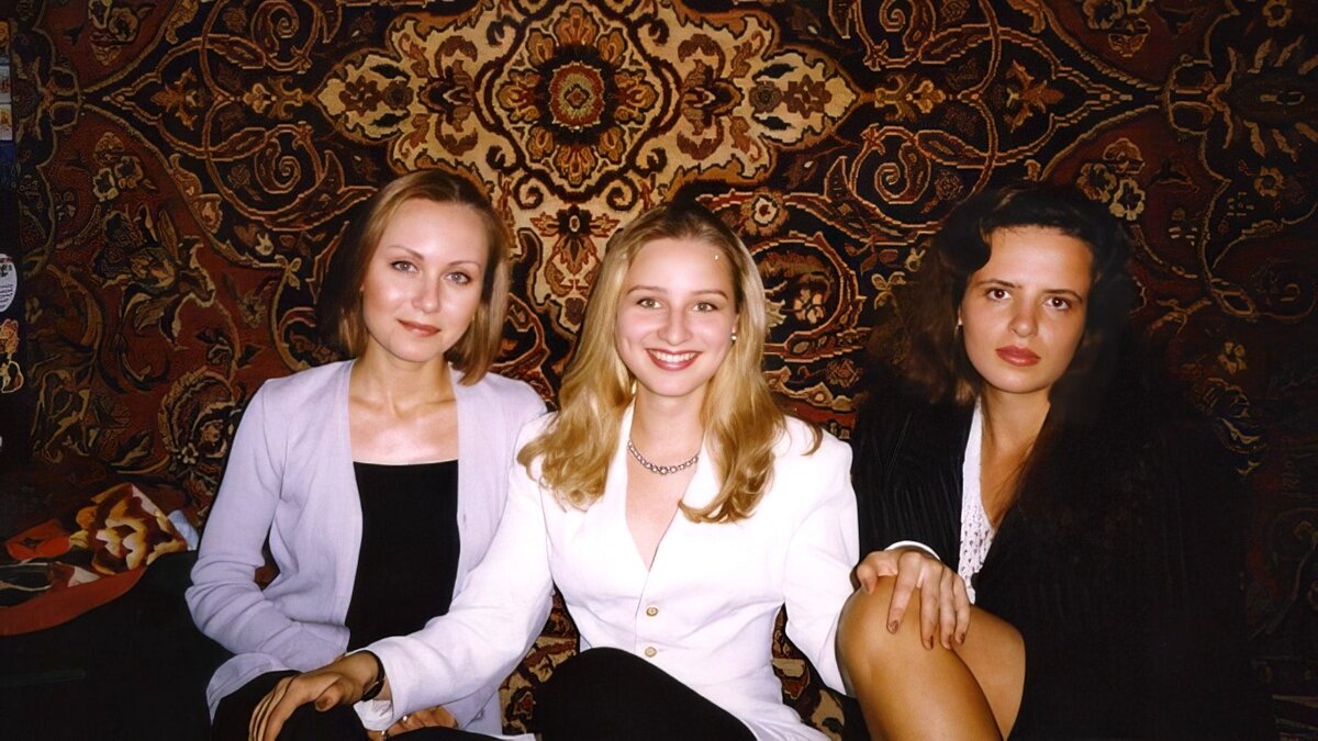 Фото из 90 х девушки. Женщины 90-х. Девушки 90-х годов. Девушки 90-х в России. Молодежь 90-х.