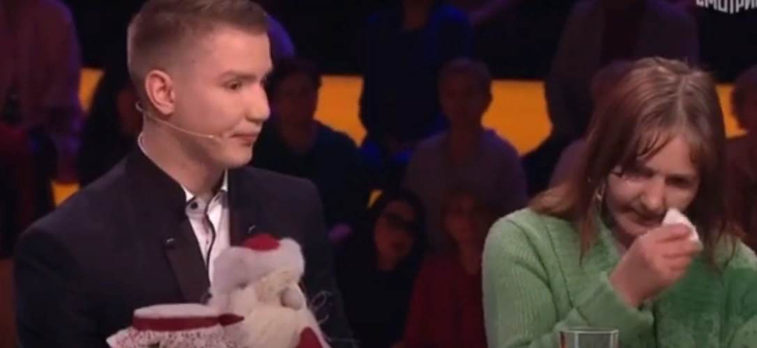 Компьютер и человек. Молодой парень за компьютером. Программист. Молодой человек программа. Программист за компьютером.