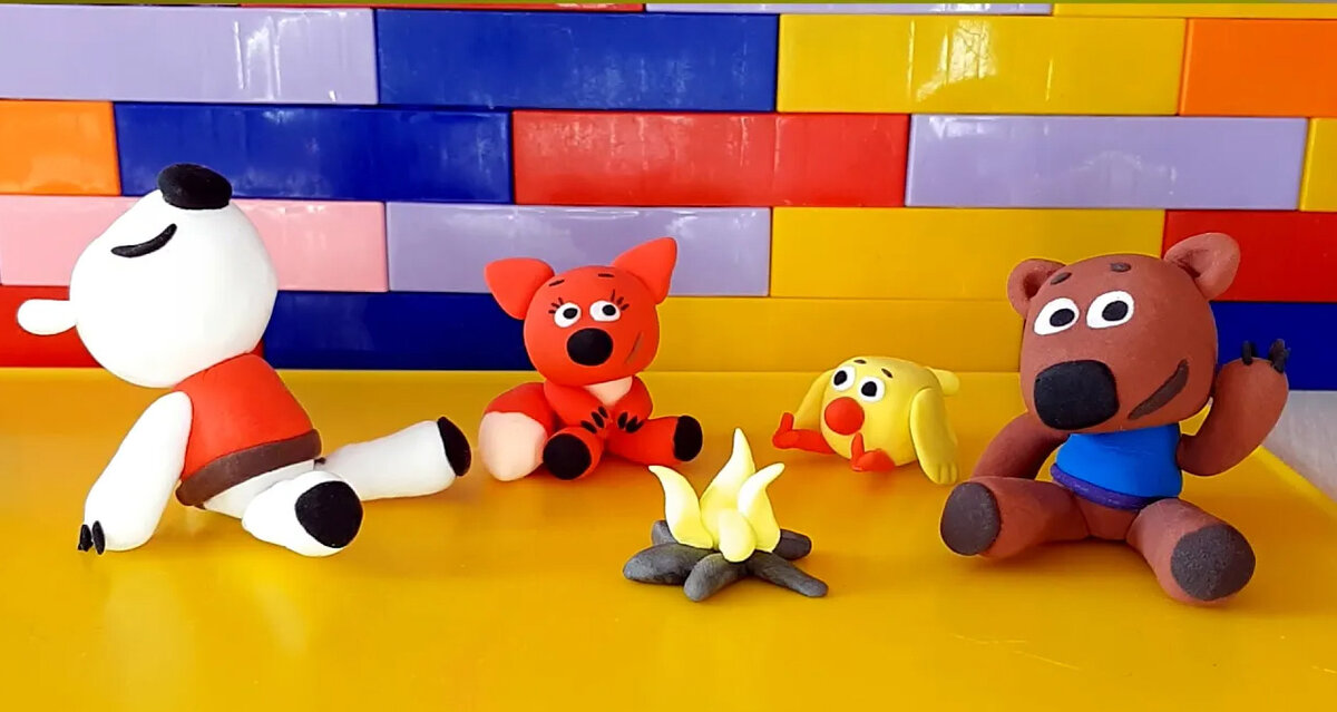 Вся банда Мимимишек из пластилина отдыхает у костра.