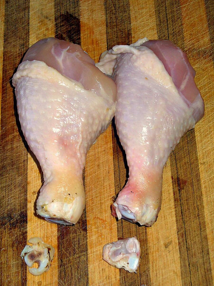 Еда на ногах девушки. Ноги в еде. Еда под ногами. Еда под ногами. Мука тесто.