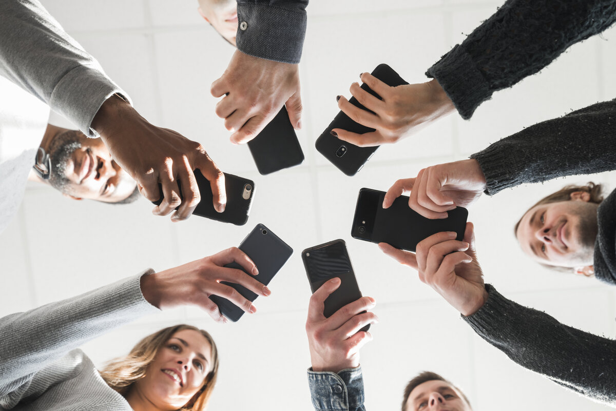 Колл центр. Человек разговаривает по телефону. Оператор колл центра. Оператор call центра. Контактный центр.