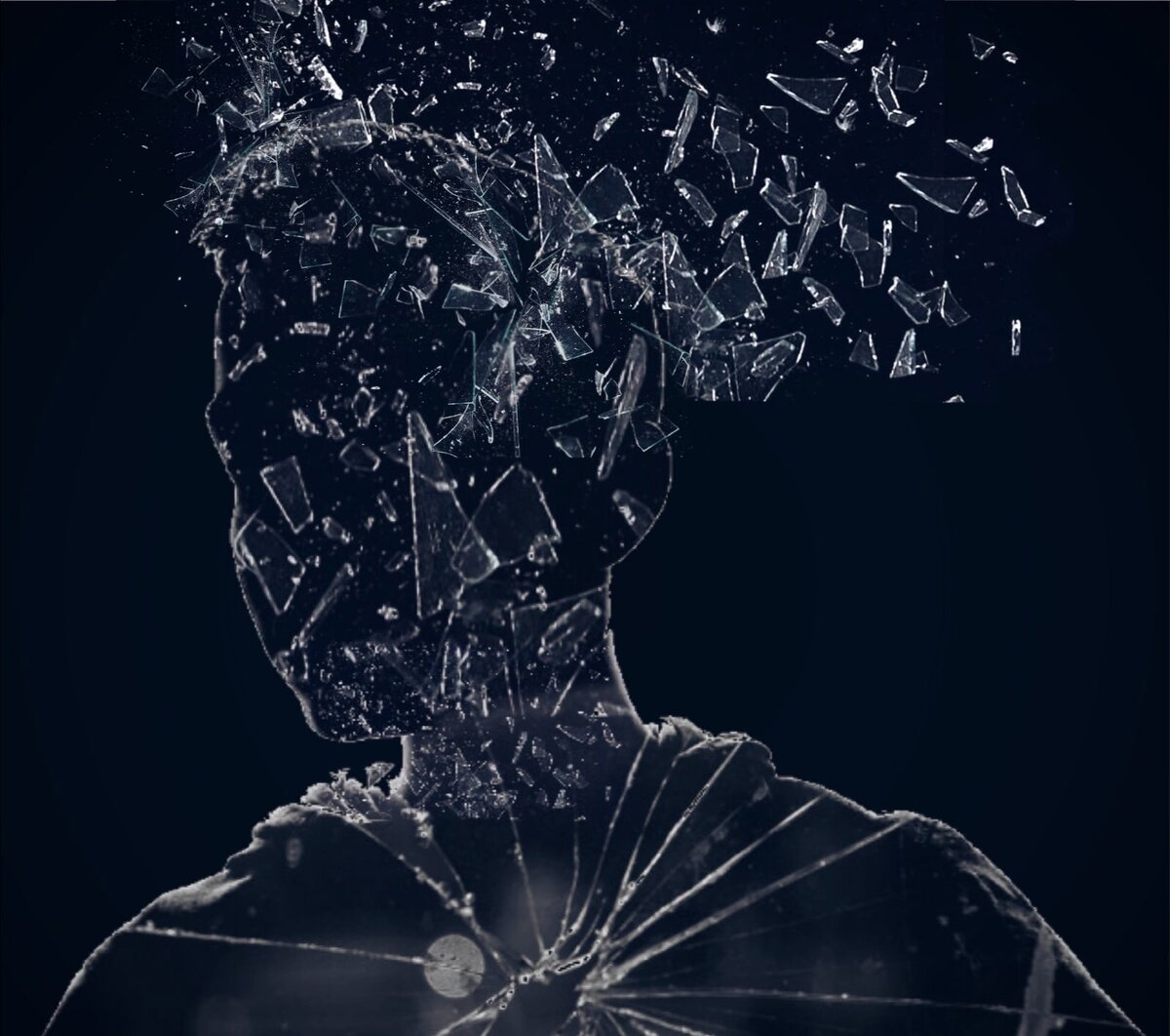 Девушка в разбитом зеркале. Разбитое зеркало примета. Отражение в разбитом стекле. Отражение в разбитом зеркале. Разбитое зеркало.