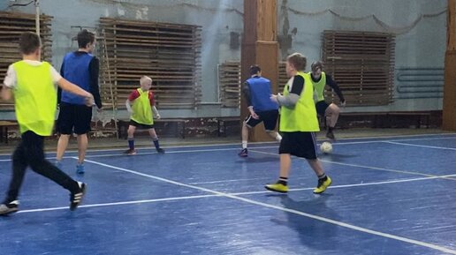 Удар по мячу. Человек пинает мяч. Футбольный мяч с лицом. Футбол приколы. Футболист с мячом.