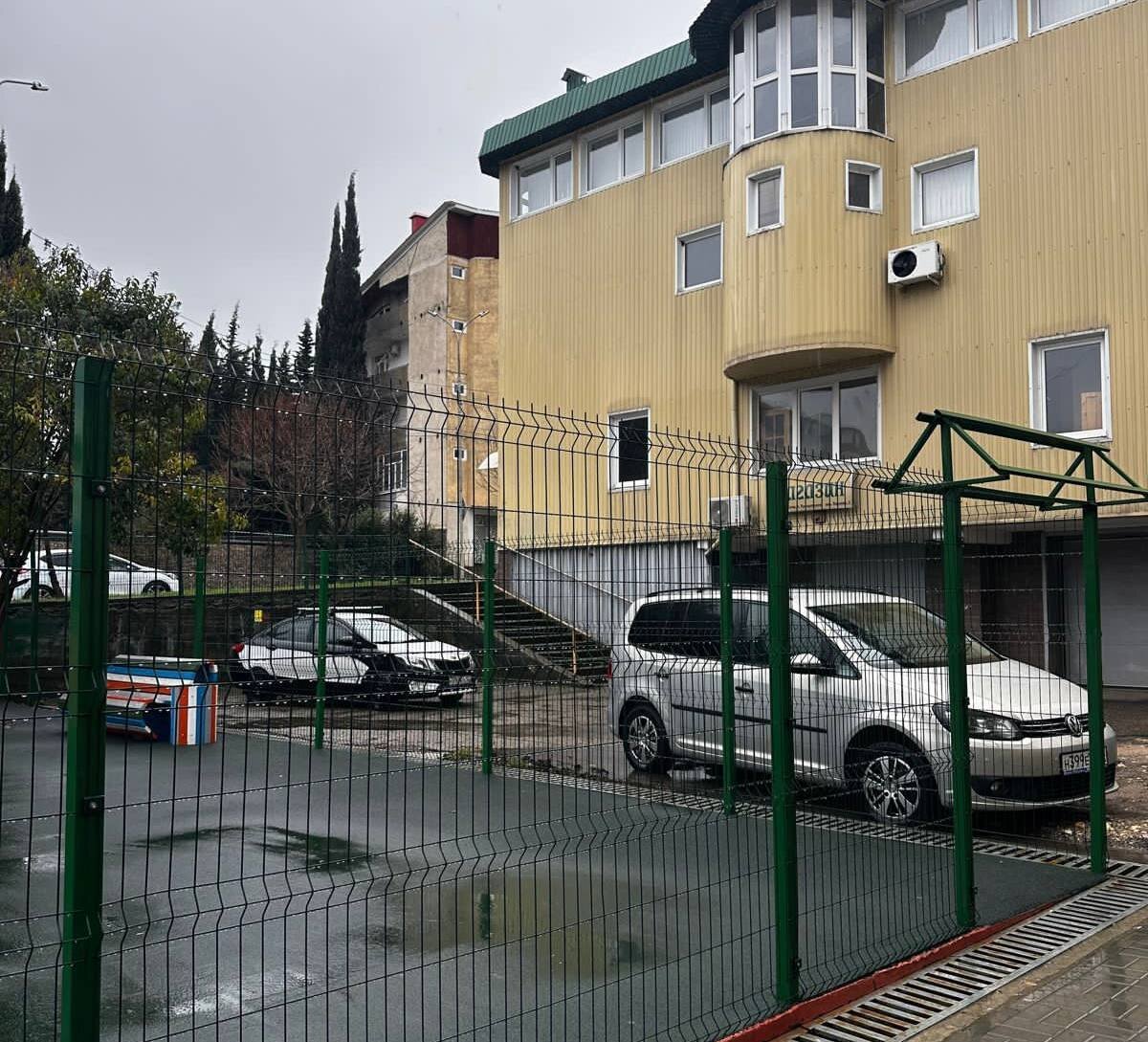 Когда приехала полиция, кукол на заборе уже не было 