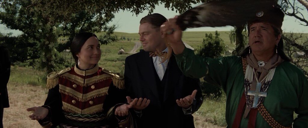 леонардо ди каприо в фильме убийцы цветочной луны. убийцы цветочной луны без рекламы. убийцы цветочной луны фильм 2023 кадры. убийцы цветочной луны без рекламы. убийцы цветочной луны кадры.