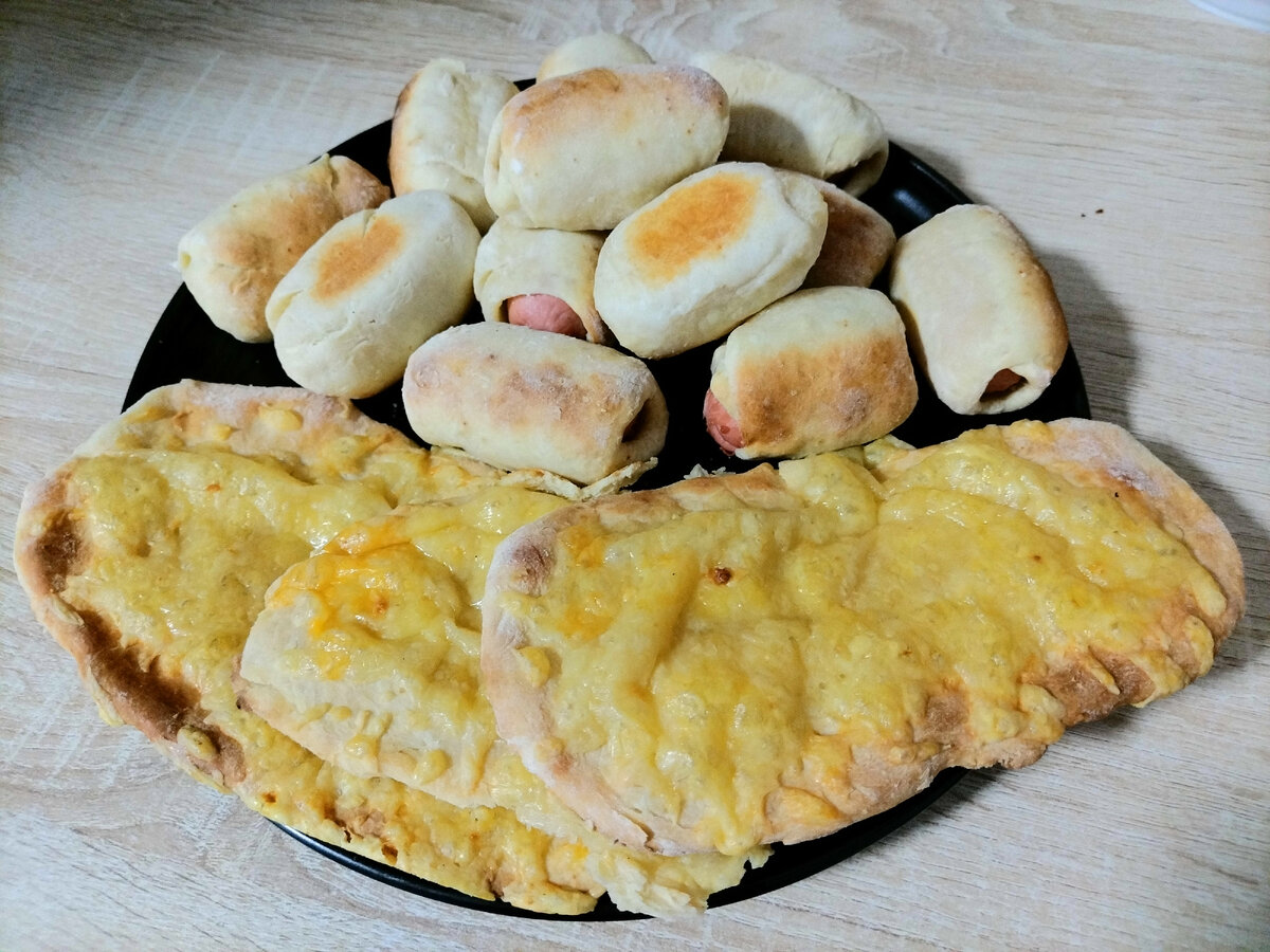 Сосиски в тесте для Русика и сырных лепешечек для себя. 