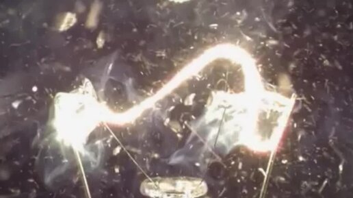 Через лампочку карманного фонарика. Разбор карманного фонарика. Сила тока в лампочке карманного фонаря. Через нить лампочки карманного. Через нить лампочки карманного.