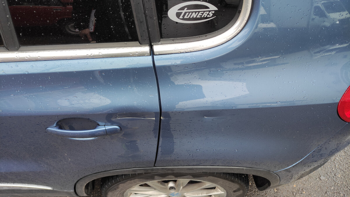 В наш кузовной сервис обратился владелец Volkswagen Tiguan. С автомобилем произошла неприятная история, а именно в его бок врезался шлагбаум, установленный во дворе.-2-2