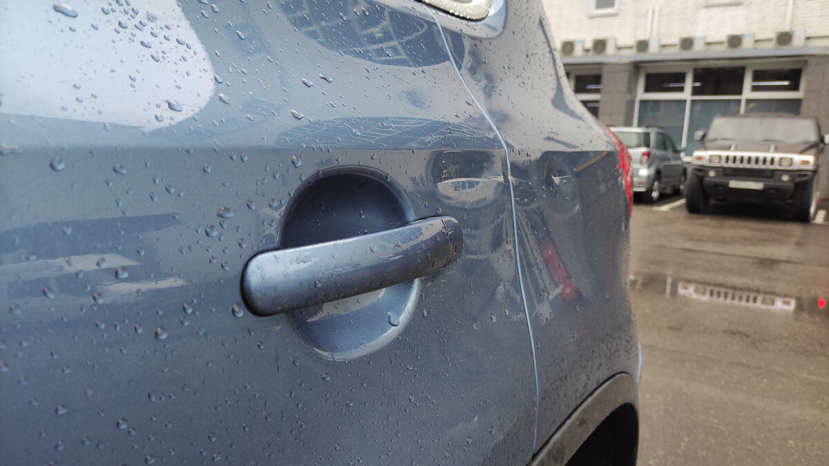В наш кузовной сервис обратился владелец Volkswagen Tiguan. С автомобилем произошла неприятная история, а именно в его бок врезался шлагбаум, установленный во дворе.-2-3