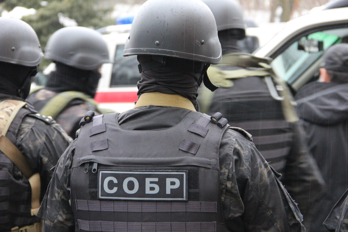 Офисный сотрудник. Целеустремленный сотрудник. Мужчина в офисе. Деловое интервью. Сотрудников в 2017 г.