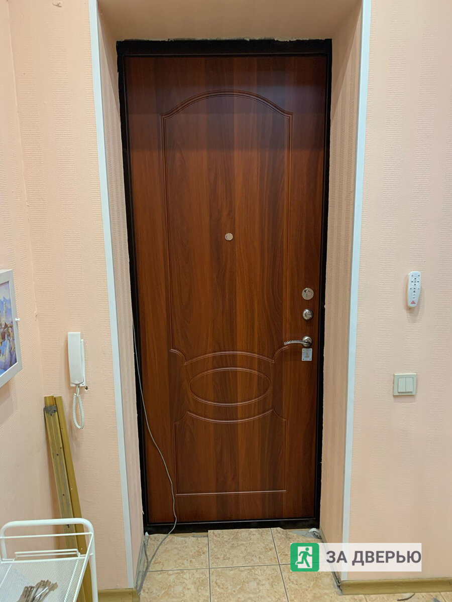 Старинная металлическая дверь. Старая железная дверь. Обновление железной входной двери. Обновление входной двери. Обновить железную дверь.