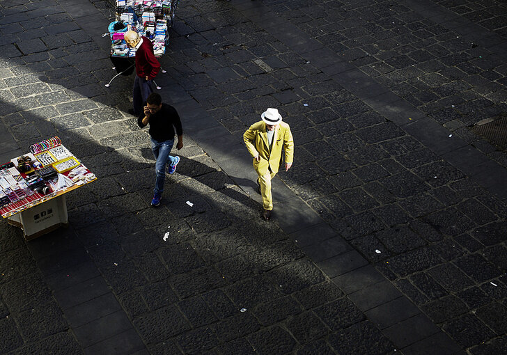 боссов жена фото. работал босым. женские ступни в офисе. работал босым. ноги на столе в офисе.