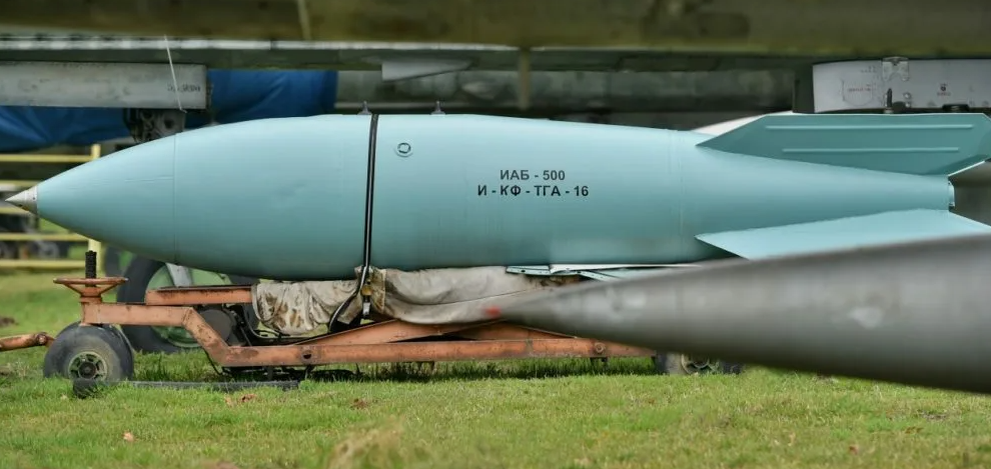 Мужик нажимает на кнопку мем. Мем с нажатием кнопки. Shaman нажал на символическую красную кнопку. Shaman нажал на символическую красную кнопку. Агутин кнопка мем.