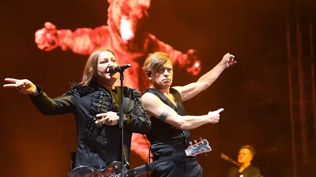     25 января участников группы «Би-2» (на фото) задержали в Таиланде после концерта в клубе Illusion на Пхукете, состоявшемся 24 января. Причиной стало проведение концерта без разрешения на работу. Сейчас музыканты находятся в центре задержания миграционной полиции на Пхукете.