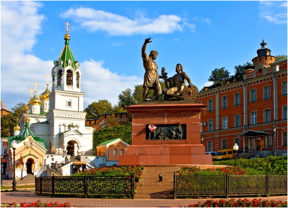 Нижний новгород особенности города. Памятник Минина и Пожарского в Нижнем Новгороде. Минин и Пожарский памятник в Нижнем Новгороде. Памятник Минину и Пожарскому в Нижнем. Нижегородский Кремль памятник Минину и Пожарскому.