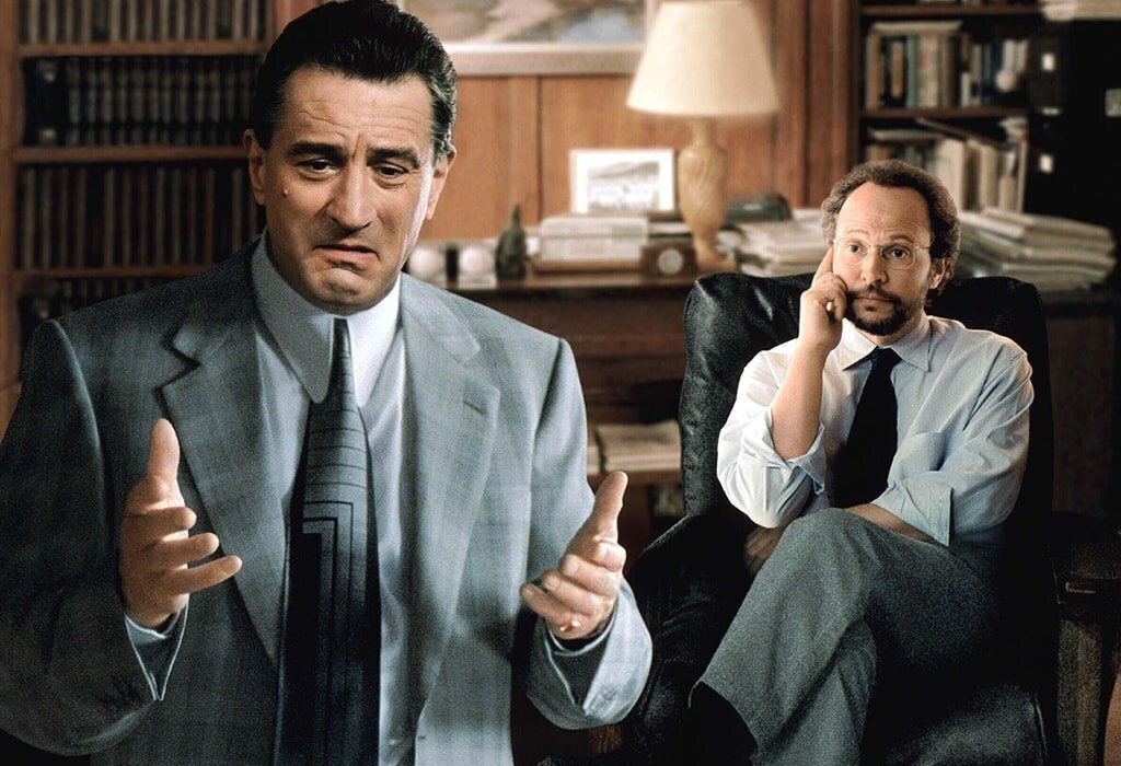 “Анализируй Это” - комедийный триллер 1999 года с Робертом Де Ниро и Билли Кристалом в главных ролях.