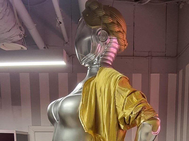    Фанат Atomic Heart из России построил статую Близняшки в полный рост