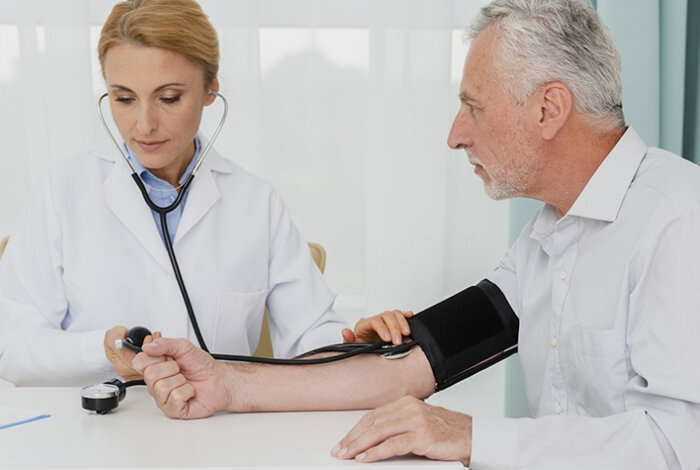 Измерение давления. Измерение давления у пожилых. Врач и пожилой пациент. Гипертония у пожилых. Лечение давления у пожилых людей.