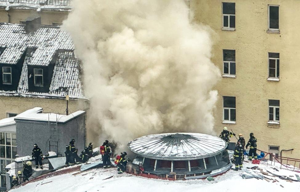 На кровле здания .  фото: картинки  яндекса.