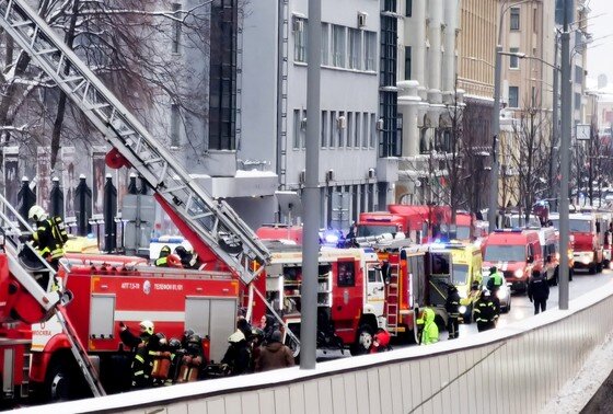    Оперативные службы около Московского академического театра сатиры на Триумфальной площади, где произошло возгорание