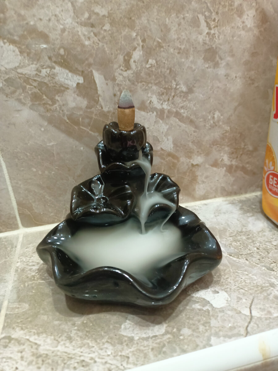 здесь видно, что одно из отверстий не прочищено и дым спускается с одной стороны.