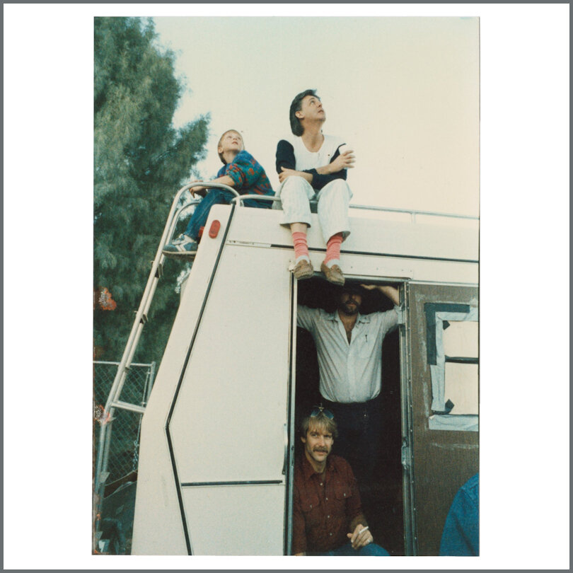 https://www.tracks.co.uk/product/b36525-paul-mccartney-1986-stranglehold-video-shoot-photographs-usa/