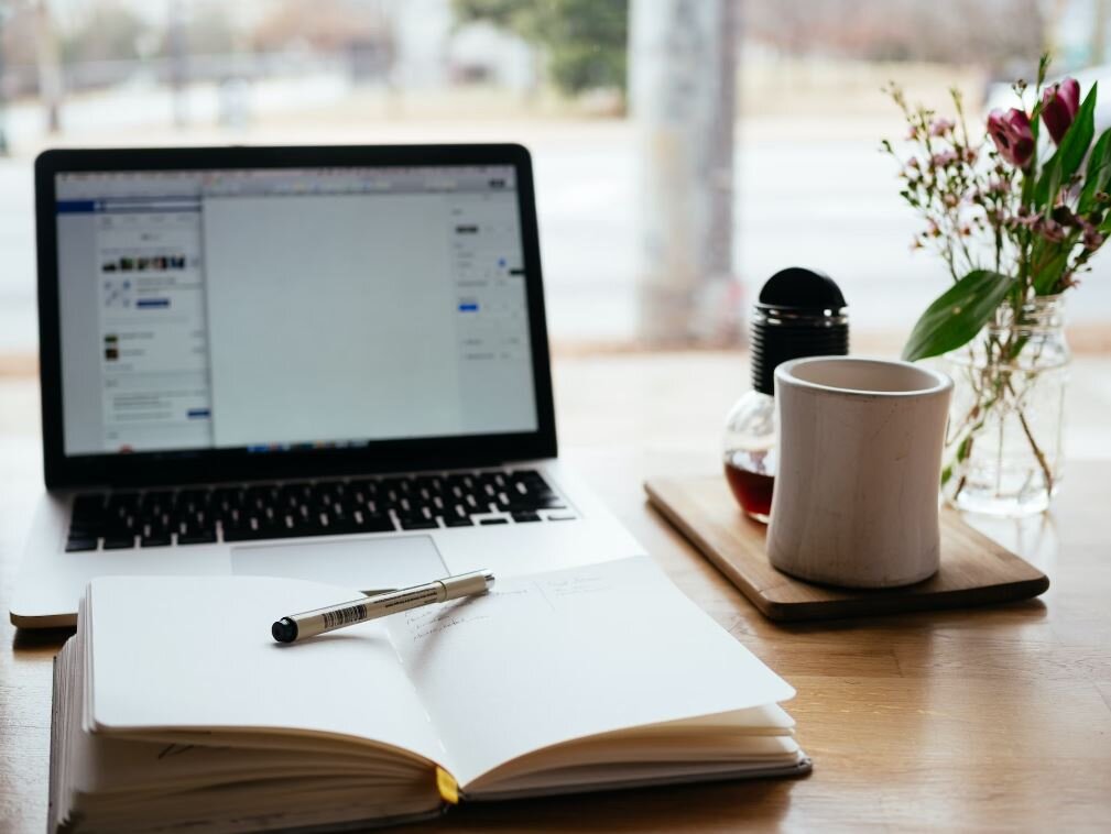 Источник фото: https://unsplash.com/photos/macbook-pro-near-white-open-book-FHnnjk1Yj7Y