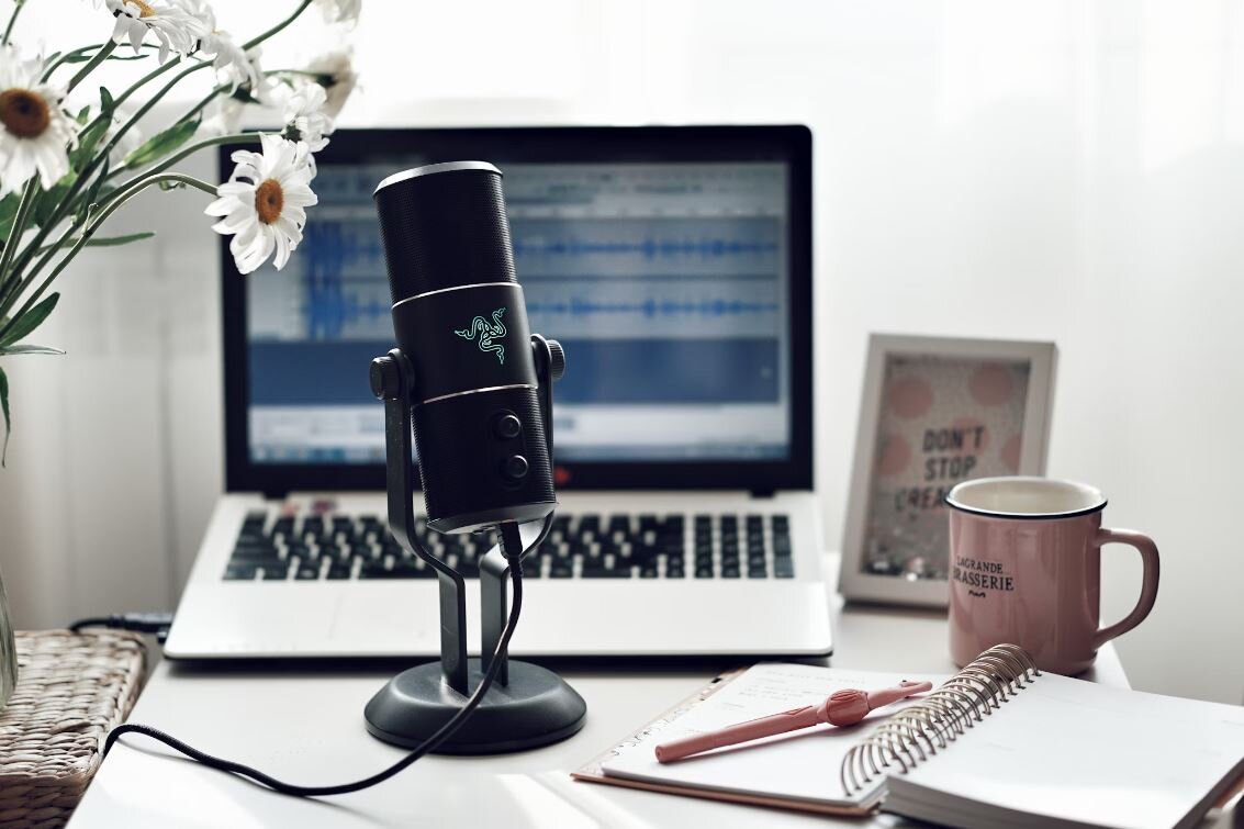 Источник фото: https://unsplash.com/photos/black-microphone-on-white-paper-NFvN4Sx3-VQ