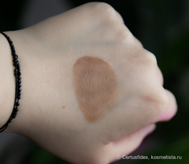 Жирный свотч на руке. Свет от окна, пасмурно