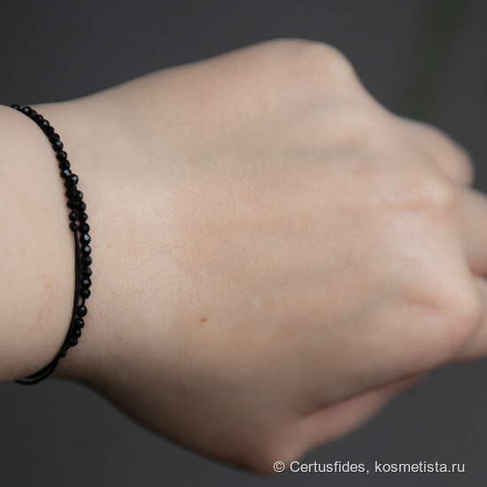 Растушеванный свотч на руке. Свет от окна, пасмурно