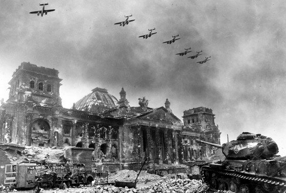    Разрушенный Рейхстаг в Берлине в апреле 1945 года
