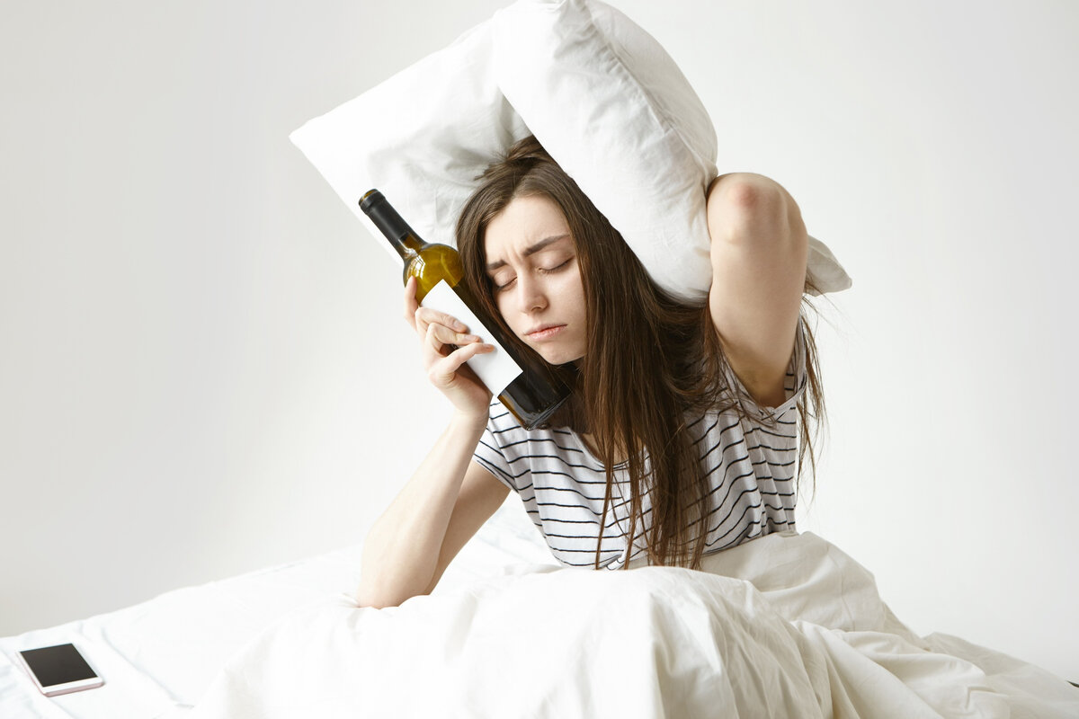 Изображение от<a href="https://ru.freepik.com/free-photo/sad-young-woman-sitting-on-bed-suffering-from-bad-hangover-after-night-party-at-club-having-sleepy-tired-look-keeping-eyes-closed-holding-bottle-of-wine-and-pillow-trying-to-cover-ears-from-noise_11033432.htm#query=%D0%BF%D0%BE%D1%85%D0%BC%D0%B5%D0%BB%D1%8C%D0%B5&position=7&from_view=search&track=sph&uuid=fb4fe4c2-52ee-42b9-9d82-1c32ffa72362">Изображение от karlyukav</a> на Freepik