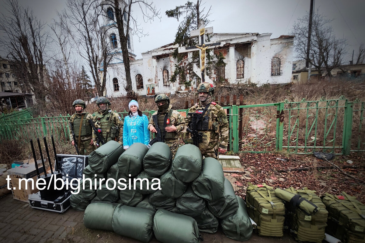 Христианский путь. Крест спасает человека. На коленях перед крестом. Распятие иисуса на голгофе. Крест спасает человека.