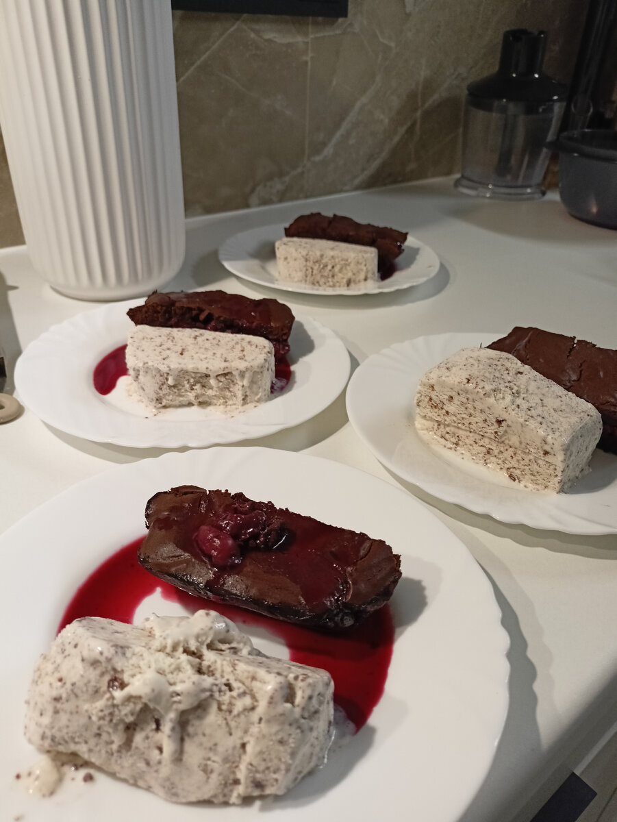 ШОКОЛАДНЫЙ БРАУНИ С ВИШНЕЙ И МОРОЖЕНЫМ