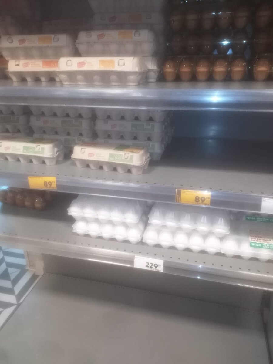 По последним данным Волгоградстата, за последнюю неделю в среднем по региону рост цены на десяток яиц составил 0,65%, а средняя цена по области - 130,45 рубля. В Волгограде средняя цена на привычный десяток составляет 133,65 рублей. Продукт подорожал на 1,55%.   
 
 Ирина РассказоваНемногим ранее Волгоградстат озвучил, что куриные яйца-бывшие золотые вновь выросли в цене на территории региона. Повышение, не такое как раньше, но все же приятного мало. Волгоградцы, пережив период подорожания, стремительно разбирают максимально доступный по цене продукт. Так, в магазинах быстро опустошаются полки с саратовским производителем. 
 
 Читательница «Блокнот Волгоград» в минувшую пятницу заметила вот такую вот «яичную» картину в одном из крупных сетевых магазинов Волгограда. Яиц от других производителей много, лежат разные, то есть, дефицита нет, утверждает Маргарита. Но руки волгоградцев тянутся к саратовскому продукту.   
 
 А еще женщина поделилась наблюдениями. Этот вид яиц в городе и такую цену можно встретить далеко не в каждом магазине.   
 
 - Подошла к полкам с яйцами, а тут вон какая дыра зияет! Пригляделась к ценнику, и сразу все встало на свои места. Саратовские яйца за 90 рублей сметают стремительно. Есть чуть дороже, но их никто не хочет. В нашем «Магните» у дома совершенно другая картина, там яиц саратовского производителя нет. Народ скупает яйца под 100 рублей, но не так активно. То есть, мы сами создаем ажиотаж или его создают нашими руками?📷
📷
Напомним, что что к началу января саратовским птицефабрикам удалось сделать фактически невозможное – сбить космические цены на яйца в Волгограде. Ситуация начала меняться в лучшую сторону благодаря поставкам из соседнего региона. Изначально саратовчане продавали местные яйца по 102 рубля за десяток. Наконец, к середине месяца в яичной истории Волгограда случился новый виток. В городе был зафиксирован новый рекорд минимальных цен на яйца на прилавках супермаркетов - ценник за десяток опустился до 89 рублей. Правда, по такой цене стали продавать самые мелкие яйца категории С2. И продавал их уже белгородский производитель. Так что и белгородские куры внесли небольшую лепту в общее дело.📷
📷
