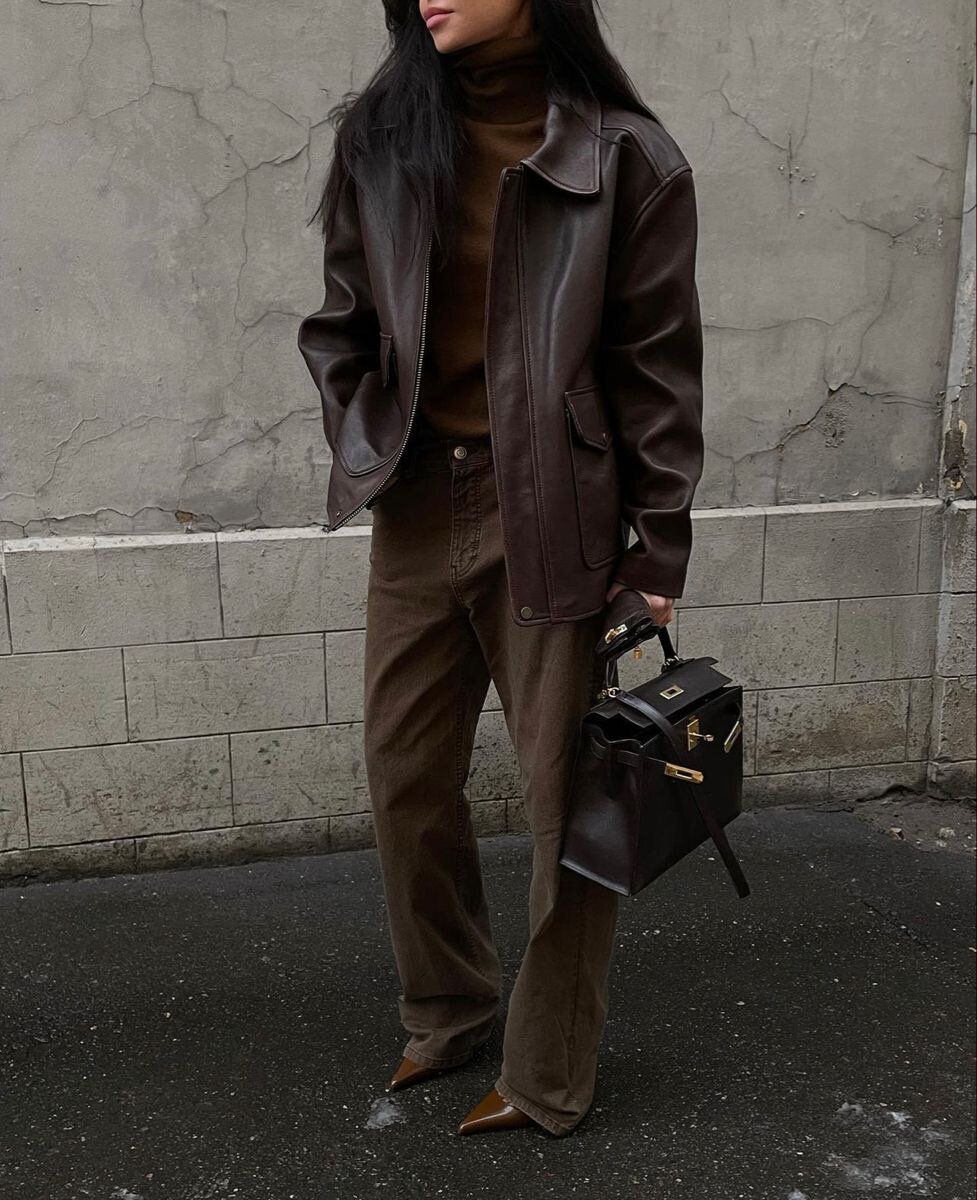 Образы с коричневыми кедами. Что носить с коричневыми кроссовками. Стиль с бомбером мужской. Летний образ с кедами. Бежевые кроссовки лук.