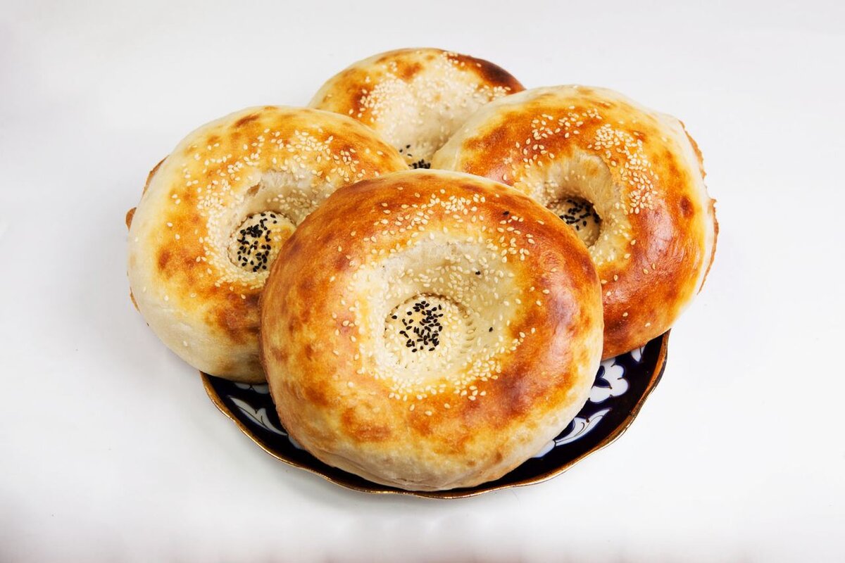 Лепешки на кислом молоке. Дрожжевые лепешки на молоке. Деревенские пресные лепёшки. Хлебные лепешки на сковороде. Лепешки вместо хлеба.