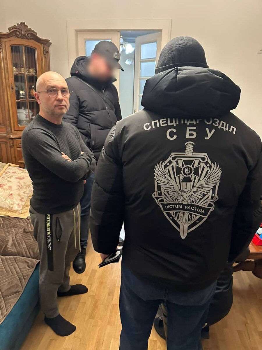 Премия денежная. Деньги в кармане. Заработная плата госслужащих. Доллар. Зарплата депутата.