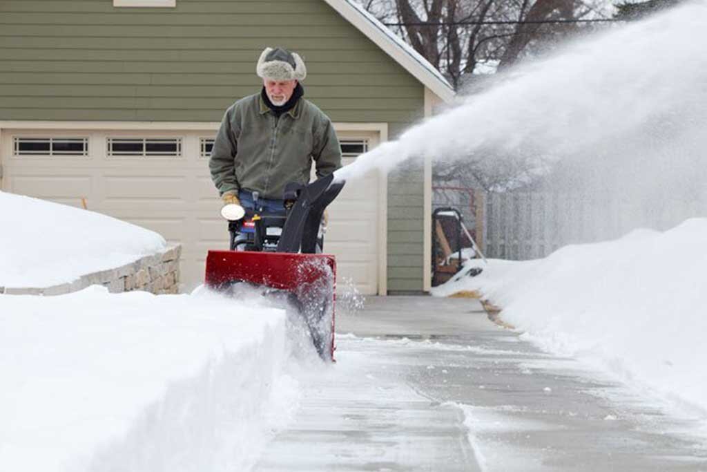 Сосед кидает снег. Машина для уборки снега во дворе. Уборка снега. Снегоуборочная техника для дворовых территорий. Снегоуборочная машина для крыши.