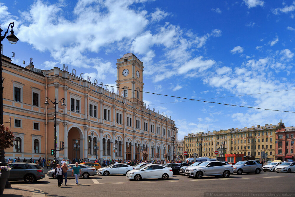 1. Здание Московского вокзала, от сюда начинаем прогулку.