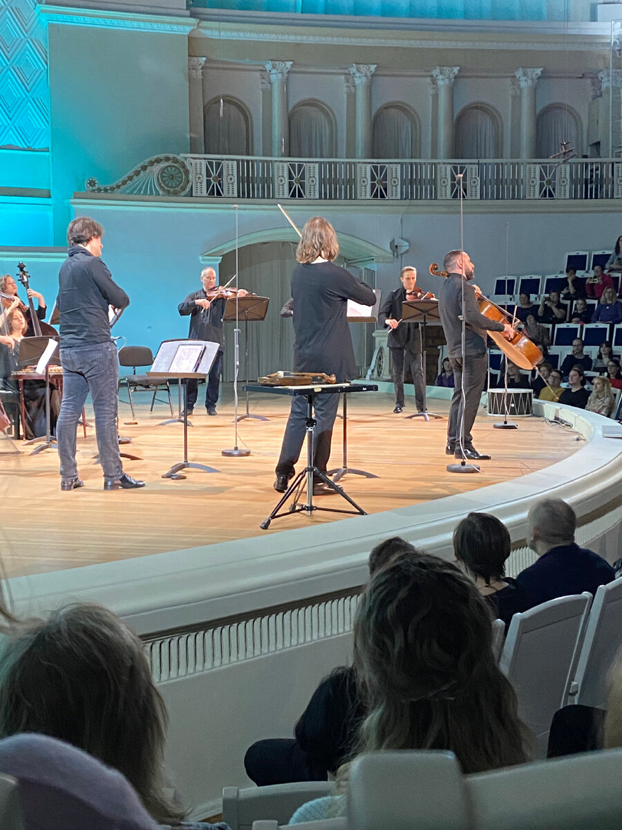 Музыканты гуляют по сцене.