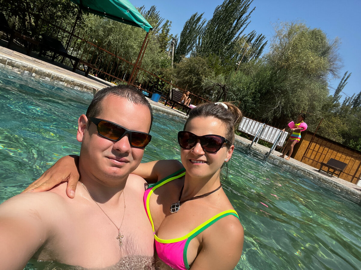 Мужчина дарит девушке деньги. Счастливые супруги. Взрослые мужчина и женщина. Делюсь со своей женой. Соперничество мужчины и женщины.