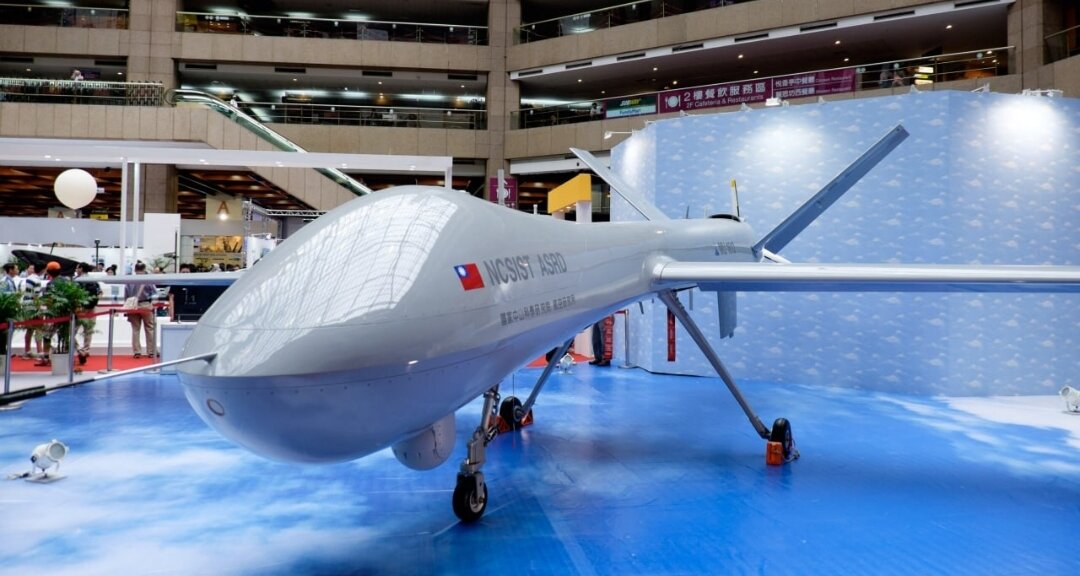 Разработанный Национальным институтом науки и технологии Чунг-Шань (NCIST), беспилотник может наблюдать за Тайваньским проливом в течение почти целого дня и оснащен передовыми системами электронного наблюдения и создания помех.