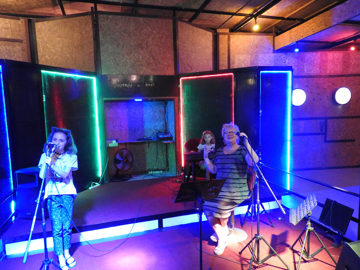 Паттайя. В кафе импровизация.