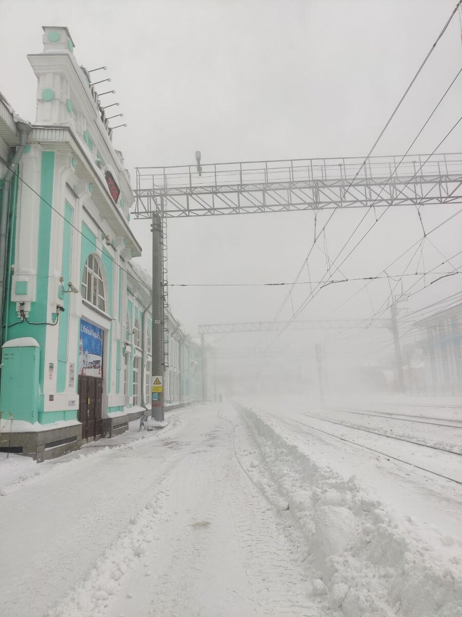 Железнодорожный вокзал Тайга в метель