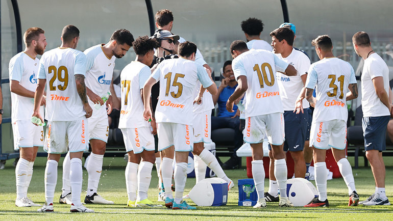    Футболисты «Зенита» в перерыве матча с «Аль-Фатехом». ФК «Зенит»