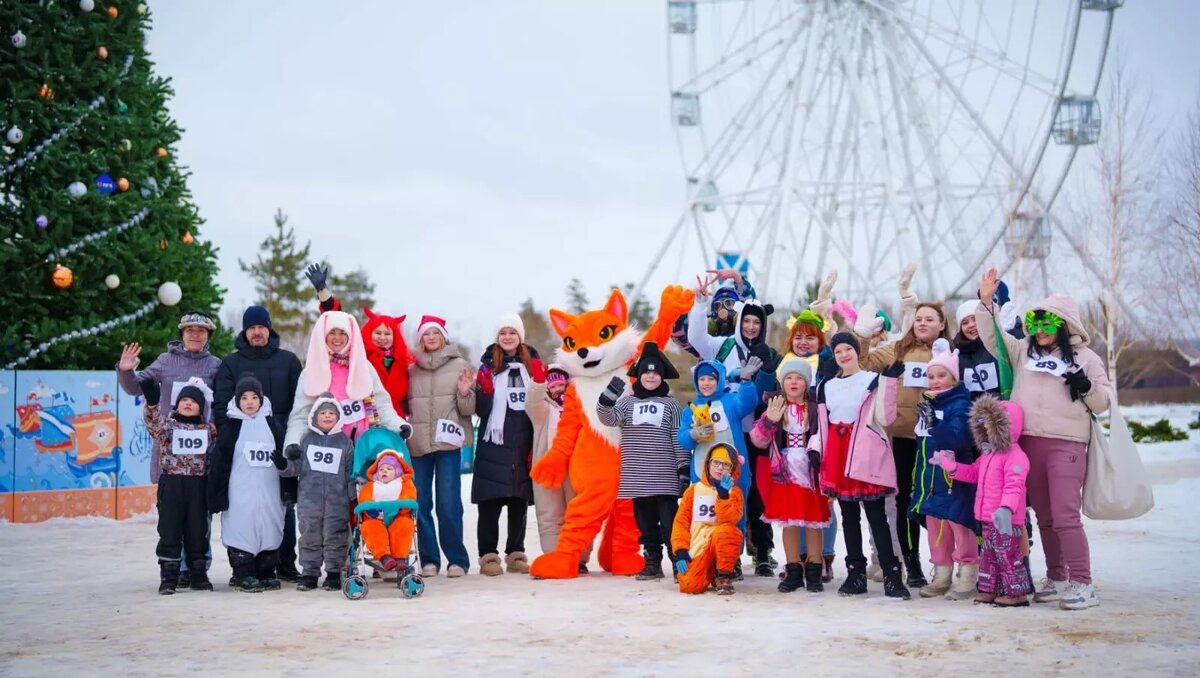     Костюмированный забег устроили для горожан в ЦПКиО Волгограда. Детям и взрослым вместе с лисой Алисой предстояло преодолеть километровую дистанцию по снегу.