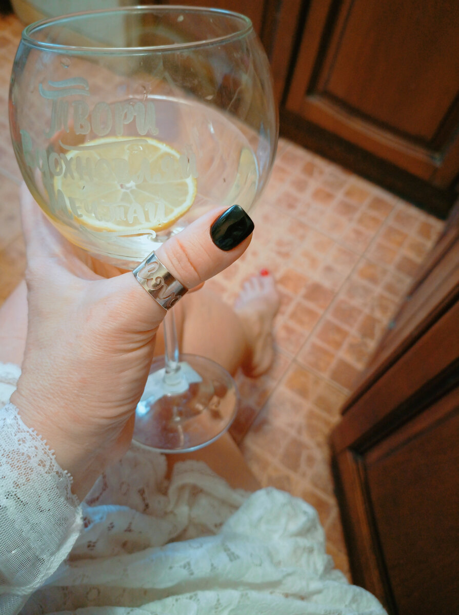 Неторопливое воскресное утро, как и любое другое начинаю со стакана тёплой воды.