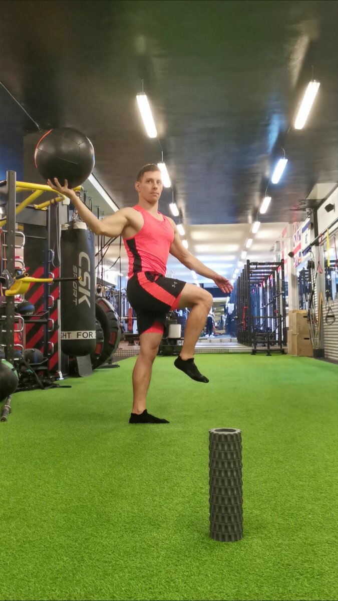 Ротация грудного отдела + стабильность мышц кора. Требуется хороший двигательный контроль. Если можете выполнять подобные упражнения - с большой вероятностью первый этап пройден. 