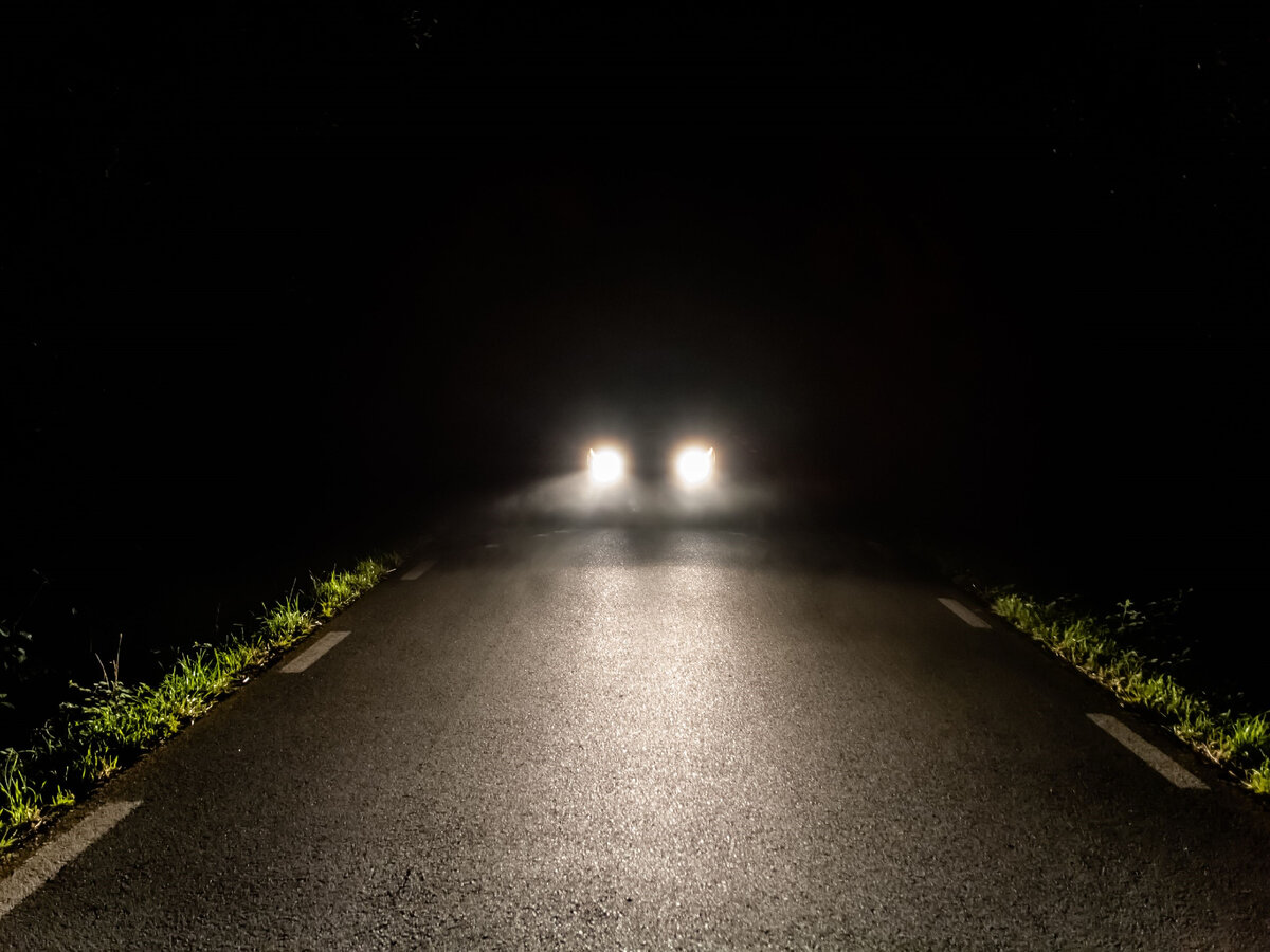 Движение без фары. Свет фар. Фары в темноте. Свет фар машины в темноте. Ночная дорога.